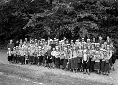 836327 Groepsportret van de kinderen uit Marken tijdens een schoolreisje naar Arnhem en omgeving.